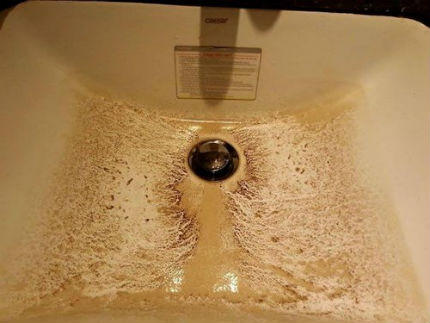 Cư dân Mulberry Lane khiếp đảm vì nước bẩn, thang máy rơi, báo cháy giả